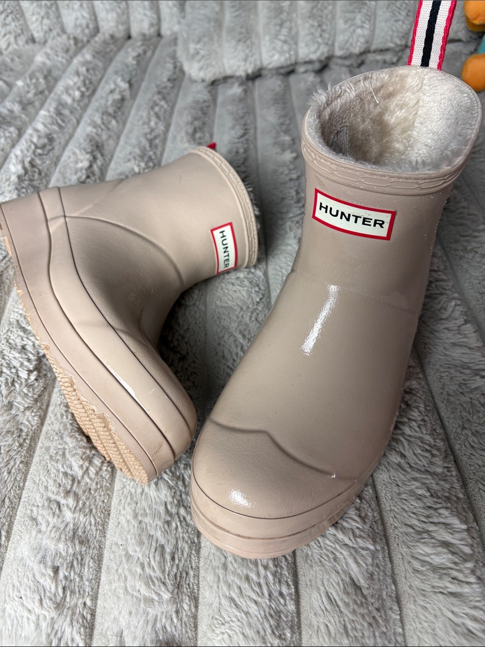 Hunter PLAY Short Fleece-Lined Rain Boots in Light Beige with Red Pull Tabs - Picture 4 of 9